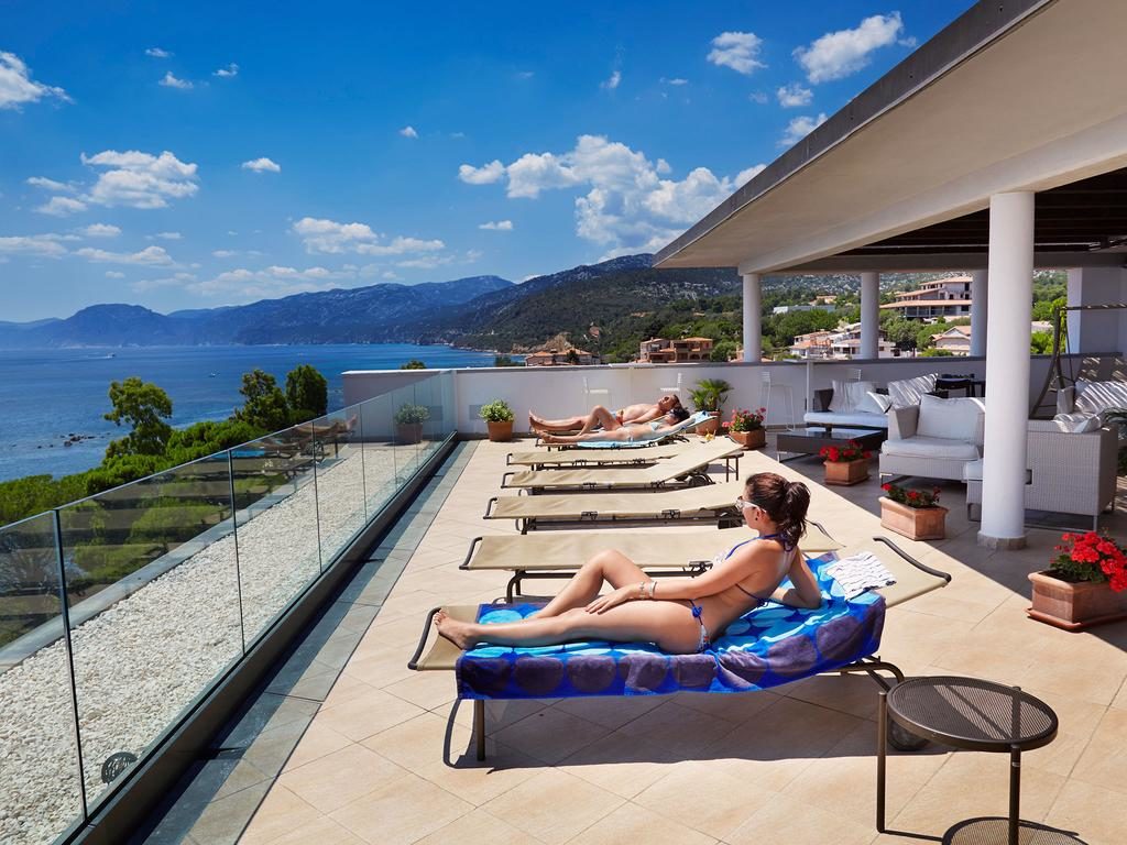 image of the terrace of cala luna hotel in cala gonone