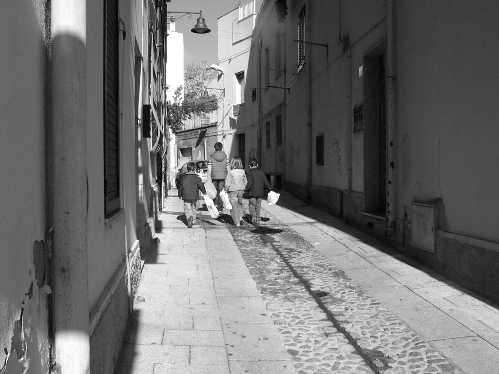 bambini che eseguono la questua pe rle strade in un articolo dedicato alla questua di Capodanno in Sardegna