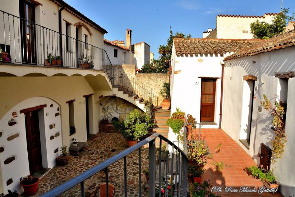 immagine del cortile dell'hotel Antico Borgo di Galtelli