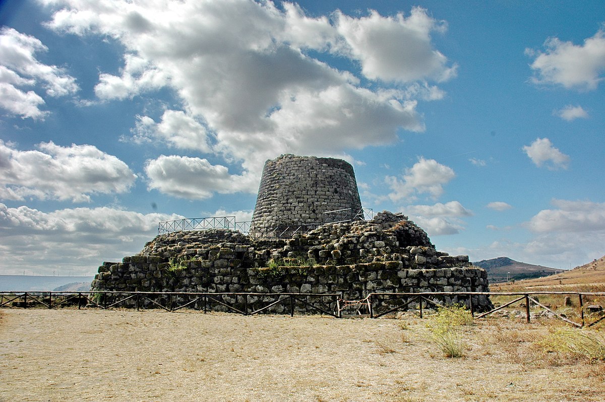 immagine suggestiva del Nuraghe Santu Antine a Genoni, in Sardegna