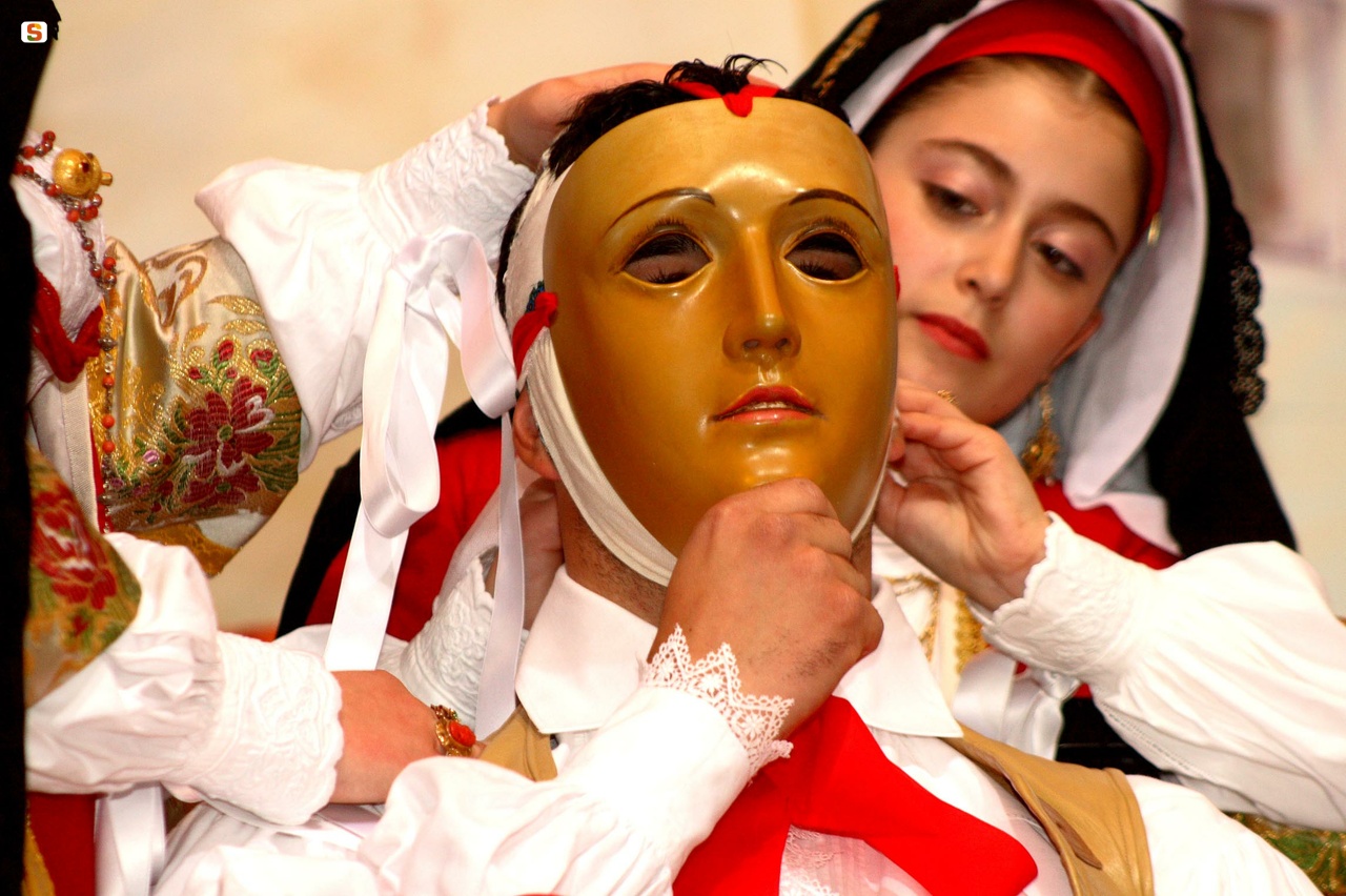 vestizione del componidori maschera tradizionale della Sartiglia di Oristano