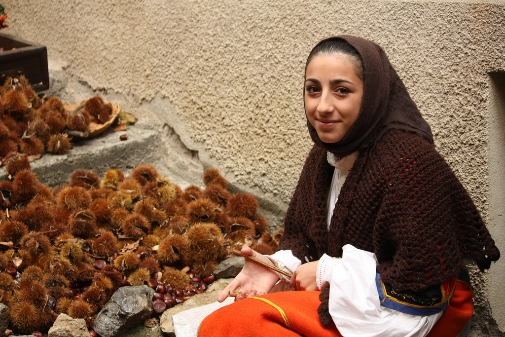 ragazza sarda con castagne prossimo weekend in sardegna autunno in barbagia