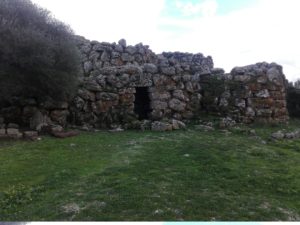 nuraghe-arrubiu-orroli-ingresso-frontale-sandalia-racconta-blog