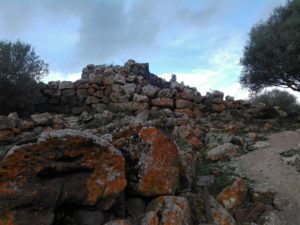 nuraghe-arrubiu-orroli-pietre-rosse-sandalia-racconta-blog