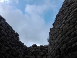 nuraghe-arrubiu-orroli-scorcio-cielo-sandalia-racconta-blog