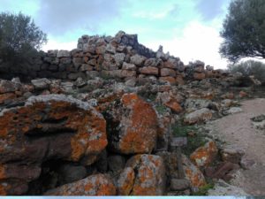 nuraghe-arrubiu-orroli-visto-lateralmente-sandalia-racconta-blog