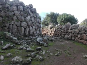 percorso-nuraghe-arrubiu-orroli-sandalia-racconta-blog