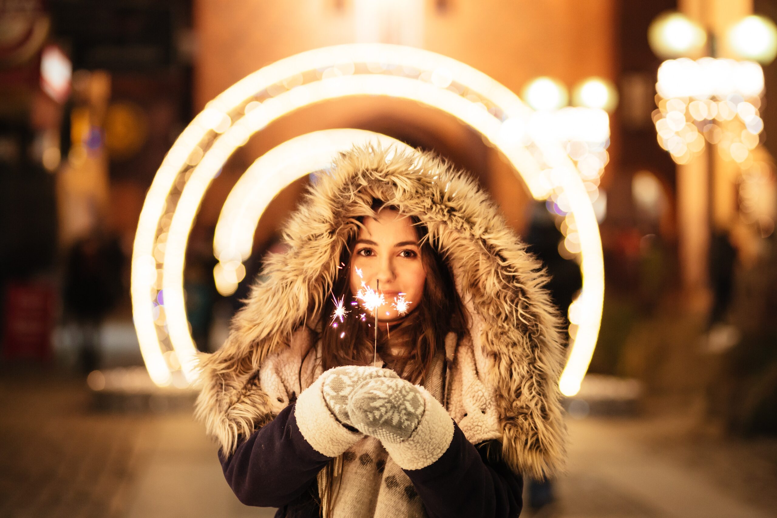 ragazza in piazza durante il natale