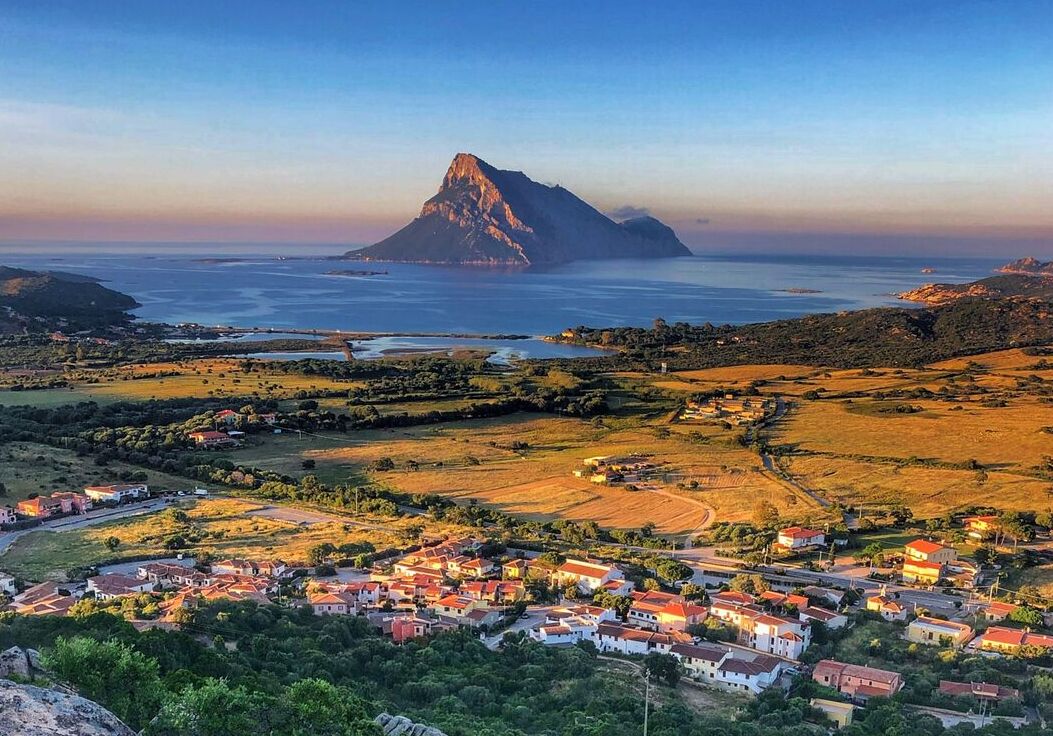 isola tavolara vista dal parco di monte ruju al tramonto