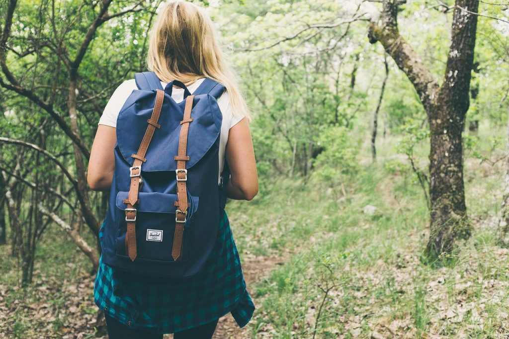 donna che fa trekking